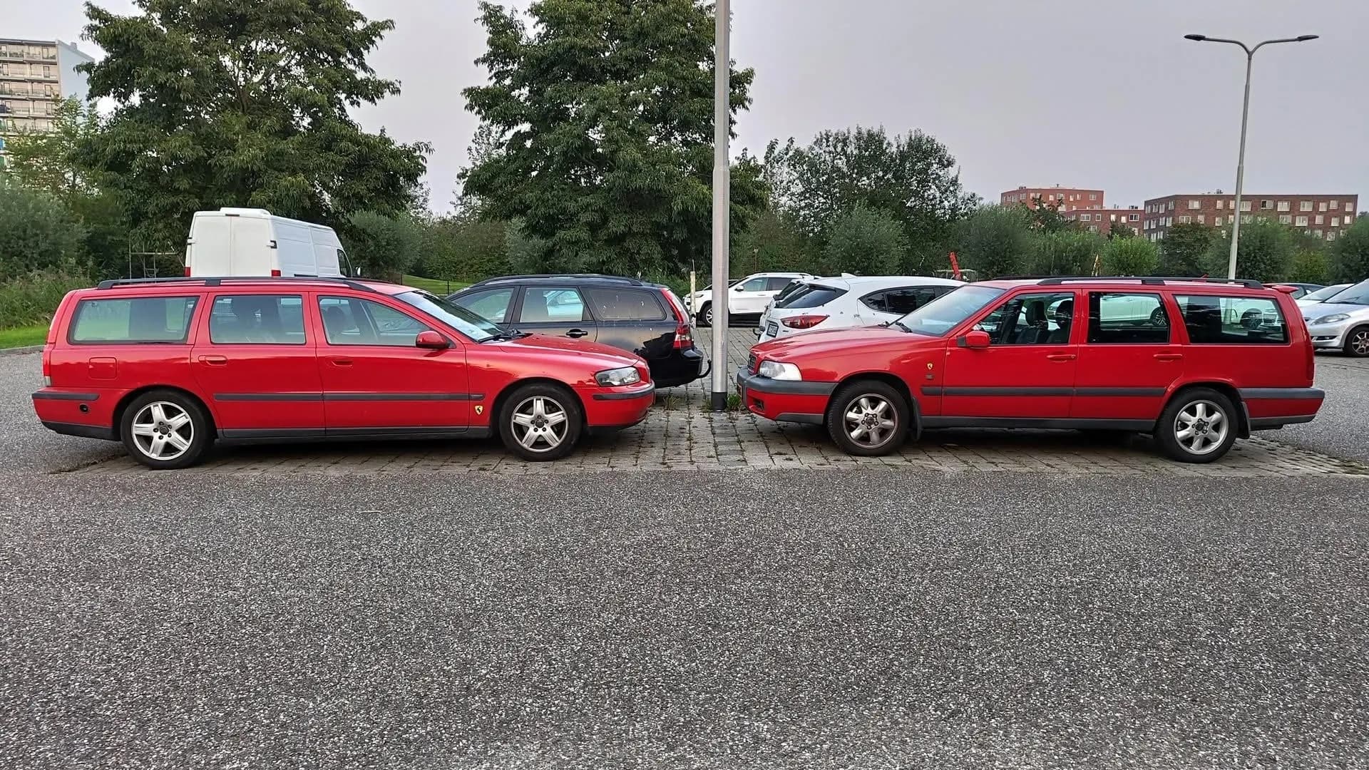 Volvo stationwagen bij laadpunt als voorbeeldvisual.